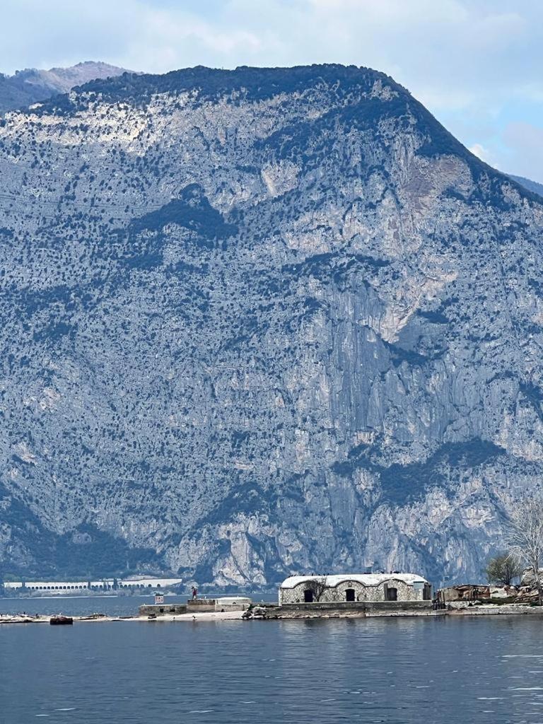 Absentia 1763 Garda Boutique Home - Lake Front Brenzone sul Garda Exterior photo